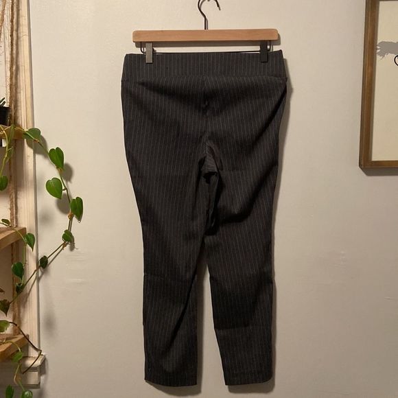 Torrid Gray with White Pinstripes Elastic Waist Capri Casual Pants Size 00 - Picture 3 of 7